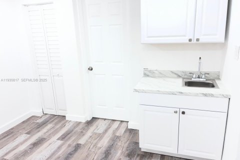 Propiedad comercial en alquiler en Miami, Florida, 1 dormitorio, 84.08 m2 № 1989515 - foto 7
