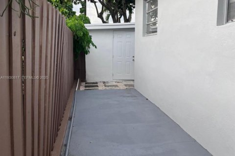 Propiedad comercial en alquiler en Miami, Florida, 1 dormitorio, 84.08 m2 № 1989515 - foto 3