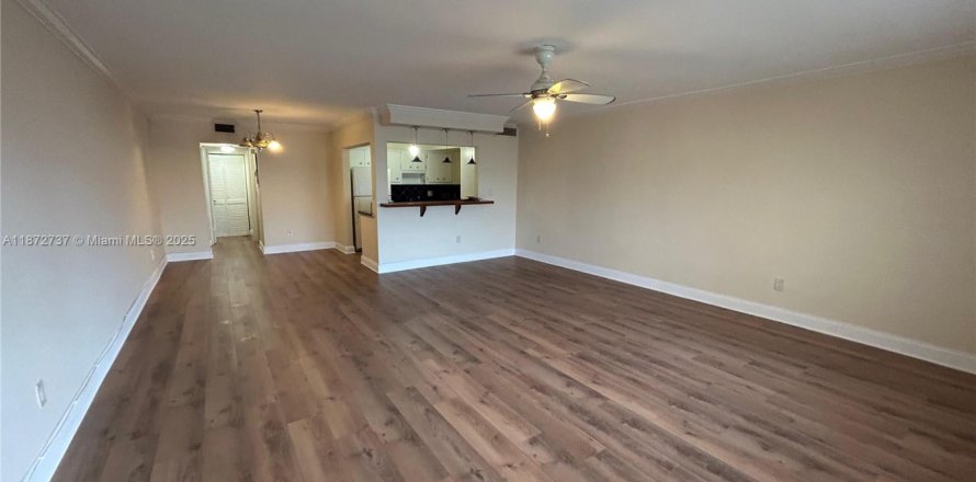 Кондоминиум с 1 спальней в Норт-Майами, Флорида № 1921358