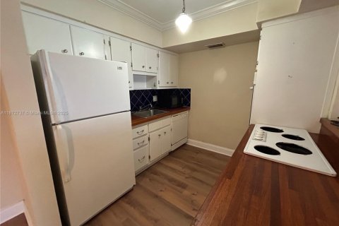 Снять в аренду кондоминиум в Норт-Майами, Флорида 1 спальня, 92.34м2, № 1921358 - фото 2