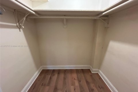 Снять в аренду кондоминиум в Норт-Майами, Флорида 1 спальня, 92.34м2, № 1921358 - фото 6