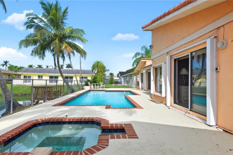 Casa en venta en Miami, Florida, 4 dormitorios, 191.75 m2 № 1933407 - foto 4