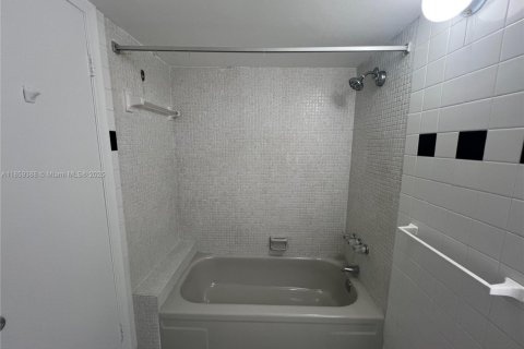 Copropriété à vendre à Oakland Park, Floride: 1 chambre, 70.61 m2 № 1887944 - photo 17