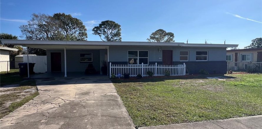 House in Titusville, Florida 3 bedrooms, 114.46 sq.m. № 1718551