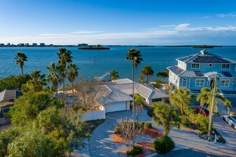 House in Clearwater, Florida 3 bedrooms, 199.55 sq.m. № 2129332