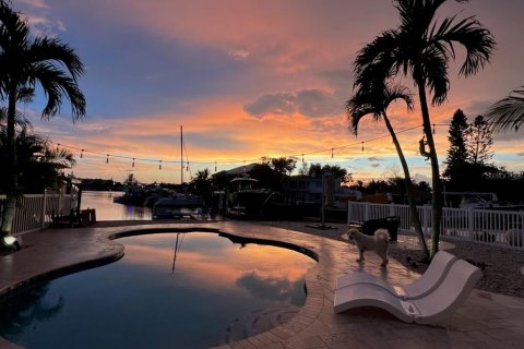 House in Madeira Beach, Florida 3 bedrooms, 177.16 sq.m. № 2258346 - photo 14