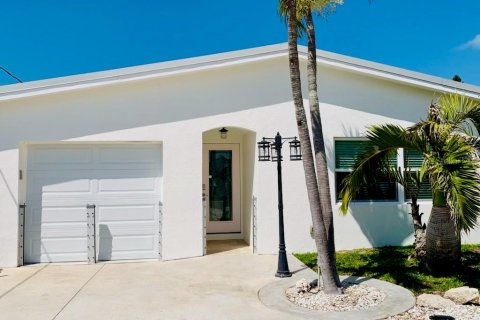 House in Madeira Beach, Florida 3 bedrooms, 177.16 sq.m. № 2258346 - photo 2