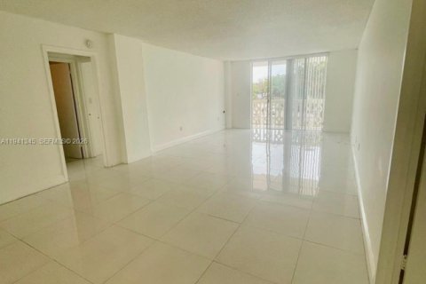 Condo in North Miami, Florida, 2 bedrooms  № 1998855 - photo 7
