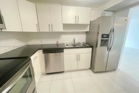 Condo in North Miami, Florida, 2 bedrooms  № 1998855 - photo 2