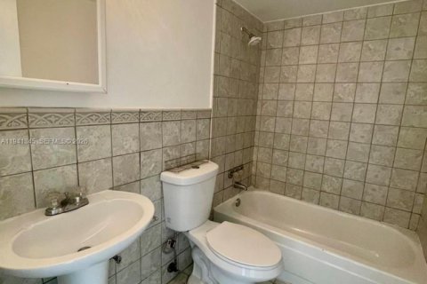 Condo in North Miami, Florida, 2 bedrooms  № 1998855 - photo 12