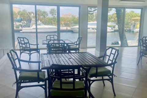 Condo in North Miami, Florida, 2 bedrooms  № 1998855 - photo 13