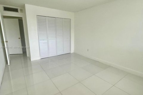 Condo in North Miami, Florida, 2 bedrooms  № 1998855 - photo 11