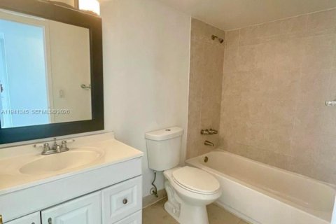 Condo in North Miami, Florida, 2 bedrooms  № 1998855 - photo 10