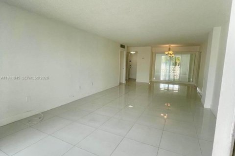 Condo in North Miami, Florida, 2 bedrooms  № 1998855 - photo 6