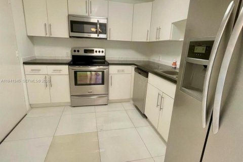 Condo in North Miami, Florida, 2 bedrooms  № 1998855 - photo 3