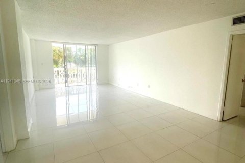Condo in North Miami, Florida, 2 bedrooms  № 1998855 - photo 5