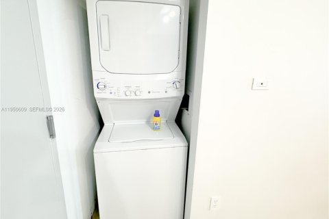 Condominio en venta en Hallandale Beach, Florida, 2 dormitorios, 94.76 m2 № 2006971 - foto 12