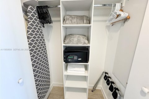 Condominio en venta en Hallandale Beach, Florida, 2 dormitorios, 94.76 m2 № 2006971 - foto 28