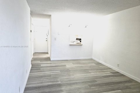 Condo in Miami, Florida, 1 bedroom  № 1849042 - photo 11