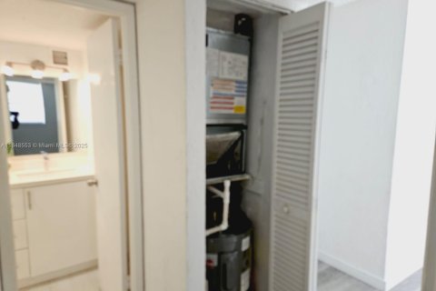 Condo in Miami, Florida, 1 bedroom  № 1849042 - photo 4