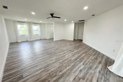 Villa ou maison à louer à Englewood, Floride: 3 chambres, 170.75 m2 № 2103798 - photo 4