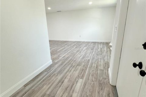 Villa ou maison à louer à Englewood, Floride: 3 chambres, 170.75 m2 № 2103798 - photo 2