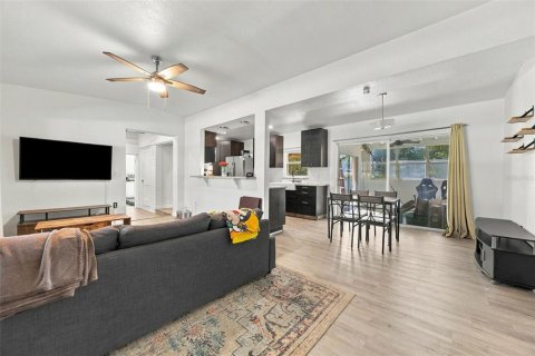 House in Fern Park, Florida 4 bedrooms, 209.4 sq.m. № 2419715 - photo 7