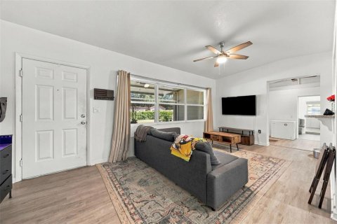 House in Fern Park, Florida 4 bedrooms, 209.4 sq.m. № 2419715 - photo 6