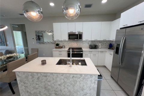 Снять в аренду кондоминиум в Дорал, Флорида 3 спальни, 104.05м2, № 2032432 - фото 7