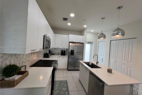 Снять в аренду кондоминиум в Дорал, Флорида 3 спальни, 104.05м2, № 2032432 - фото 8