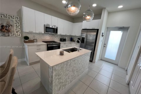Снять в аренду кондоминиум в Дорал, Флорида 3 спальни, 104.05м2, № 2032432 - фото 6