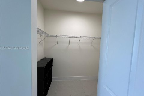 Снять в аренду кондоминиум в Дорал, Флорида 3 спальни, 104.05м2, № 2032432 - фото 18