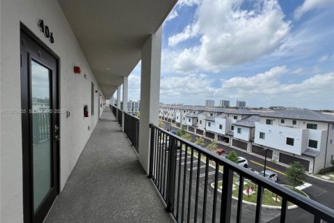 Снять в аренду кондоминиум в Дорал, Флорида 3 спальни, 104.05м2, № 2032432 - фото 2