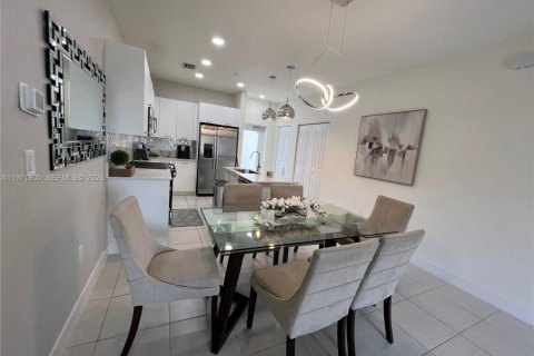 Снять в аренду кондоминиум в Дорал, Флорида 3 спальни, 104.05м2, № 2032432 - фото 27