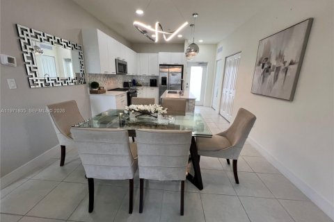 Снять в аренду кондоминиум в Дорал, Флорида 3 спальни, 104.05м2, № 2032432 - фото 3