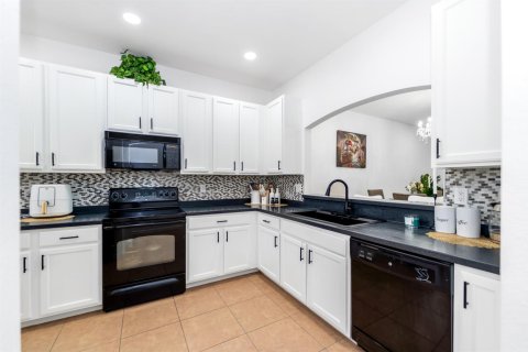 House in Naples, Florida 2 bedrooms, 144.93 sq.m. № 2187122 - photo 10