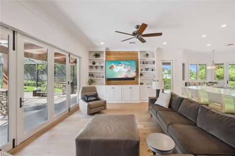 House in Windermere, Florida 5 bedrooms, 466.18 sq.m. № 2217795 - photo 11