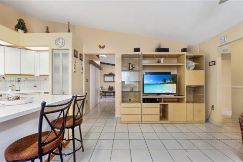 House in Miami, Florida 3 bedrooms, 152.82 sq.m. № 1926240 - photo 12