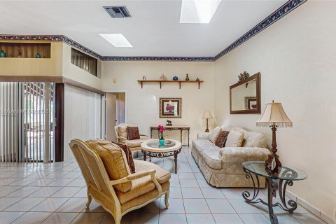 House in Miami, Florida 3 bedrooms, 152.82 sq.m. № 1926240 - photo 5