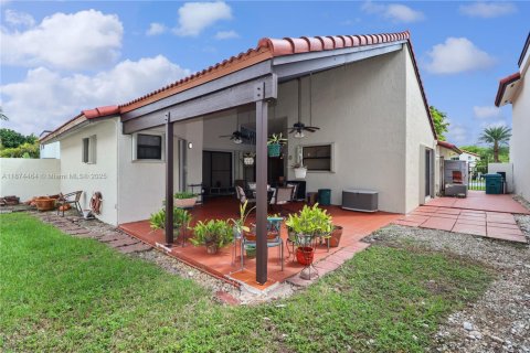 House in Miami, Florida 3 bedrooms, 152.82 sq.m. № 1926240 - photo 2