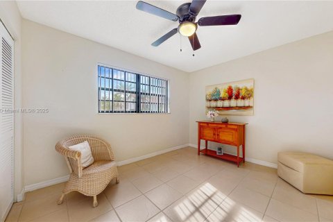 House in Miami, Florida 3 bedrooms, 152.82 sq.m. № 1926240 - photo 20