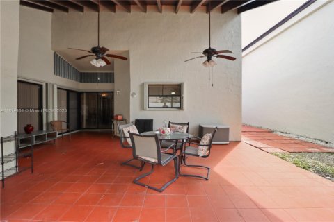 House in Miami, Florida 3 bedrooms, 152.82 sq.m. № 1926240 - photo 24