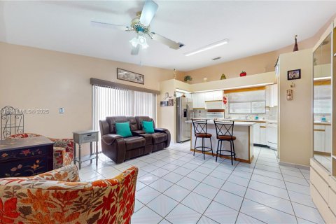 House in Miami, Florida 3 bedrooms, 152.82 sq.m. № 1926240 - photo 11