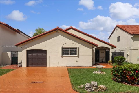 House in Miami, Florida 3 bedrooms, 152.82 sq.m. № 1926240 - photo 1