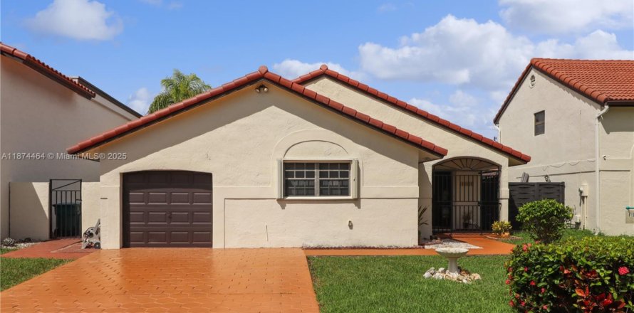 House in Miami, Florida 3 bedrooms, 152.82 sq.m. № 1926240