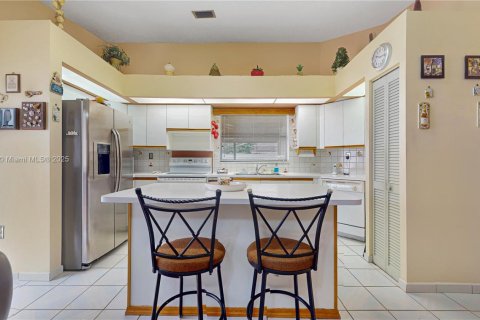 House in Miami, Florida 3 bedrooms, 152.82 sq.m. № 1926240 - photo 6