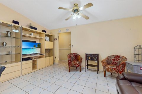 House in Miami, Florida 3 bedrooms, 152.82 sq.m. № 1926240 - photo 13