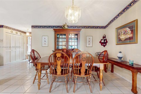 House in Miami, Florida 3 bedrooms, 152.82 sq.m. № 1926240 - photo 9