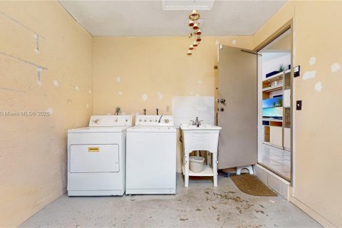 House in Miami, Florida 3 bedrooms, 152.82 sq.m. № 1926240 - photo 23