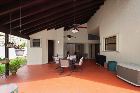 House in Miami, Florida 3 bedrooms, 152.82 sq.m. № 1926240 - photo 25